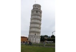 كم يبلغ عدد طوابق برج بيزا المائل في إيطاليا