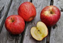ما هي الفيتامينات الموجودة في التفاح؟