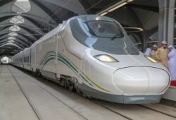 كم يبعد قطار الحرمين عن مطار جدة؟