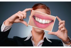 ماذا تسمى الأسنان الامامية ؟